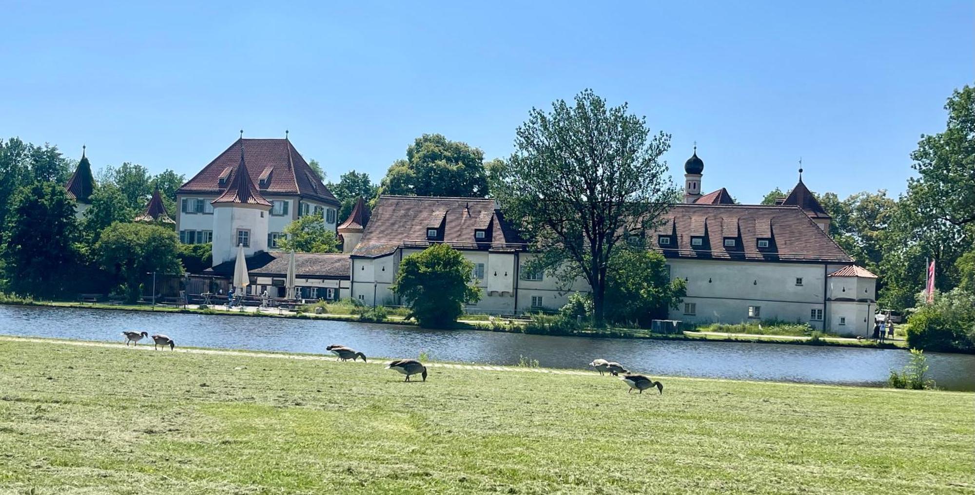 Erdgeschosswohnung Neben Schloss Blutenburg Mit Privatem Garten München Exterior foto
